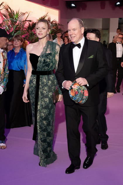 Charlene et Albert de Monaco, Charlotte Casiraghi, Stéphane Bern... Les VIP réunies au Bal de la Rose - PHOTOS