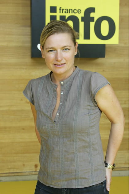 Anne-Elisabeth Lemoine en blouse manches courtes taupe et jean