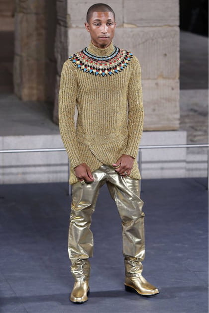 Pharrell Williams en pantalon doré et grosse maille ocre