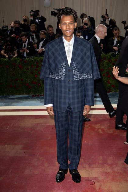 Stromae dans un ensemble bleu &agrave; carreaux