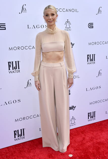 Gwyneth Paltrow en crop top nude et pantalon extra large coordonné