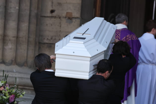Le cercueil blanc de Nathalie Baye fait son entr&eacute;e &agrave; Saint-Sulpice