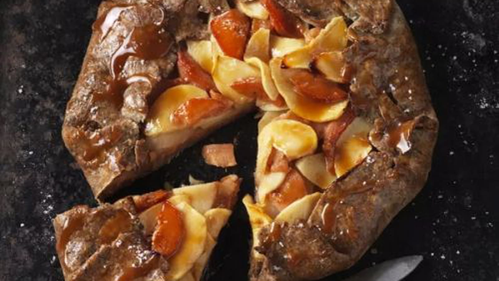 Tarte rustique pommes, coings, caramel au beurre salé et sa pâte brisée sans gluten au sarrasin et graines de chia