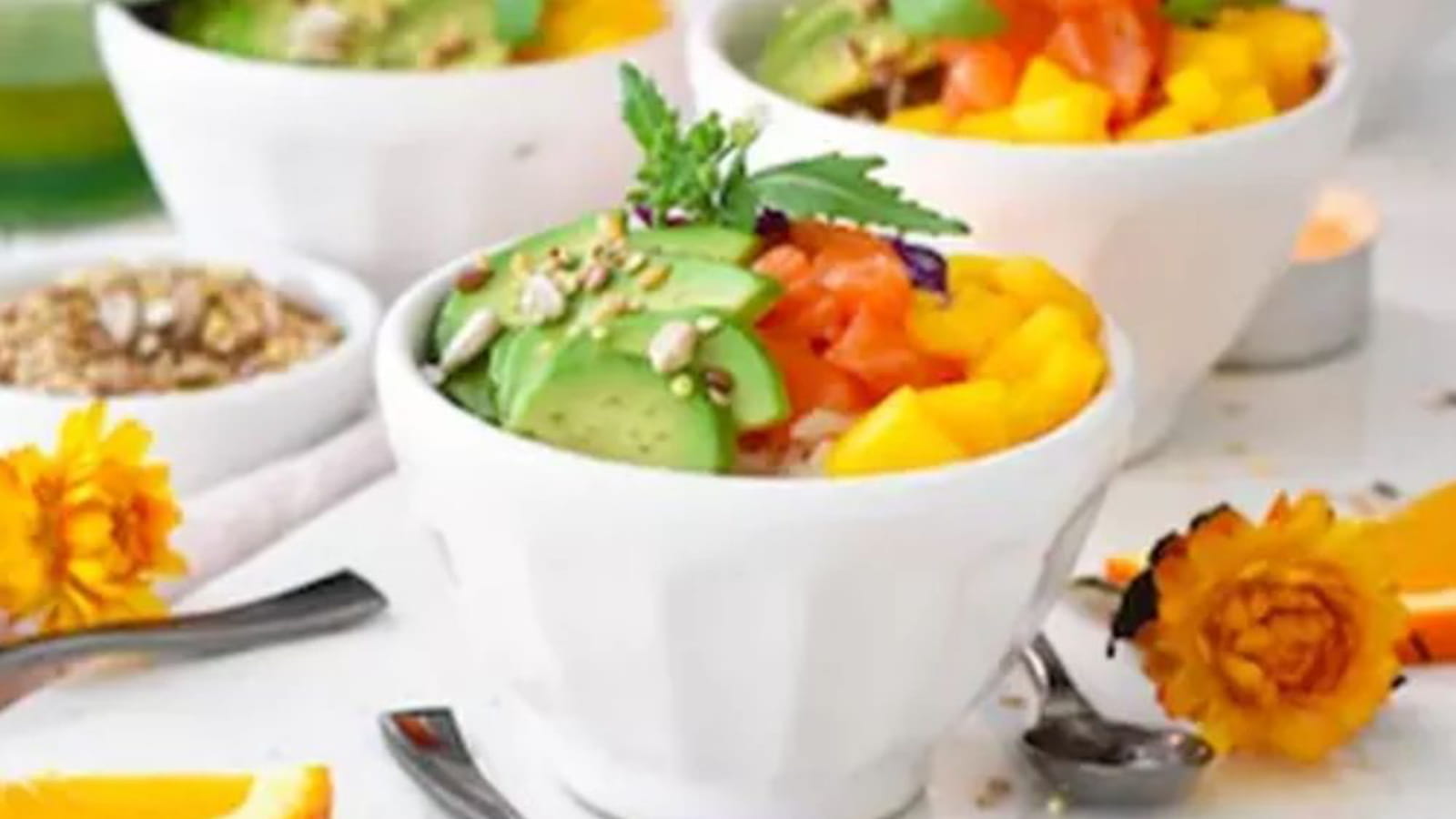 Poke bowl apéritif, vinaigrette au thé matcha et Aperol Spritz