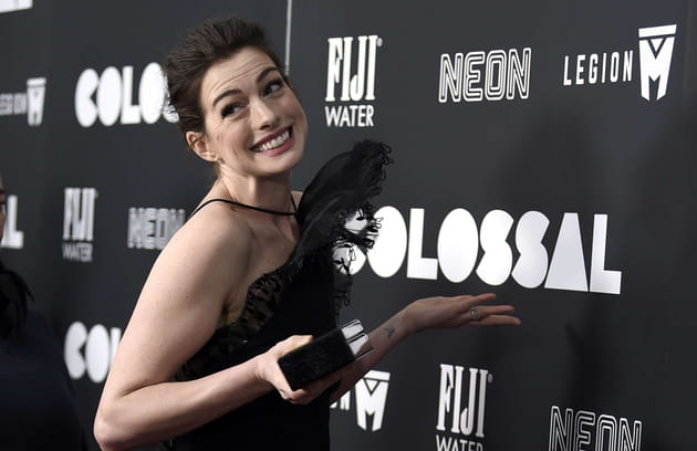 Anne Hathaway tourne le dos aux photographes