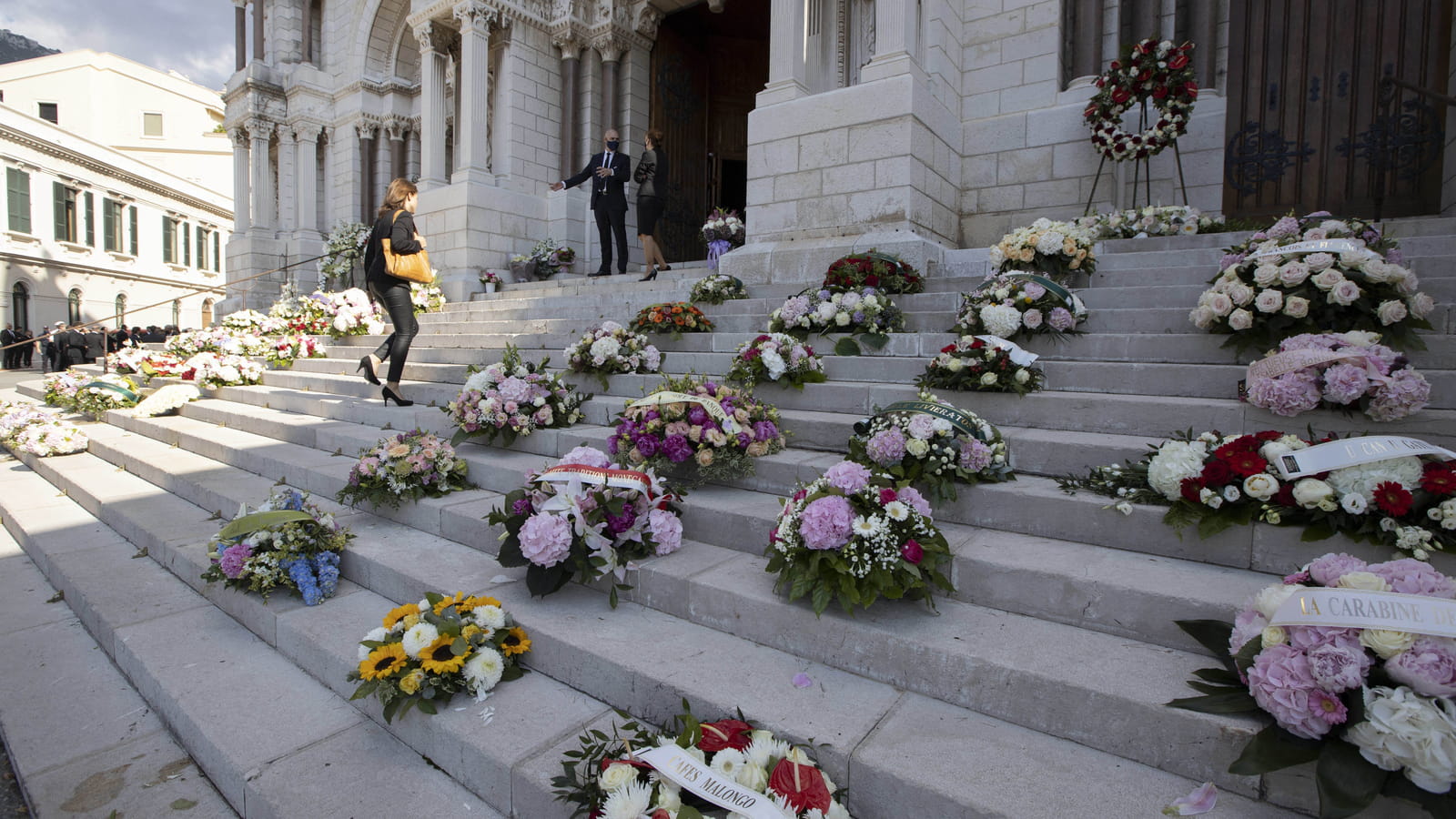 Des gerbes de fleurs devant la cathédrale
