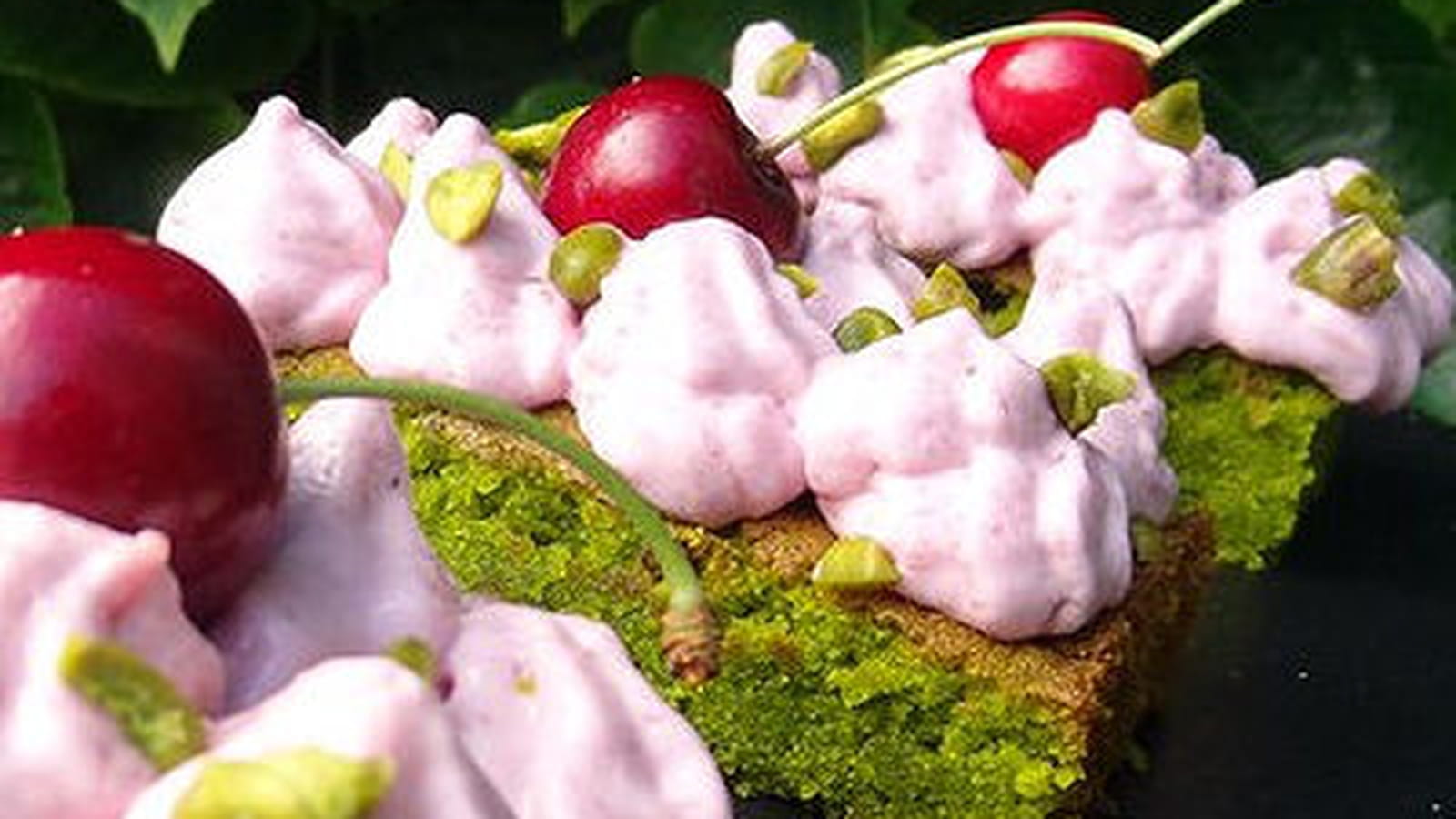 Moelleux à la pistache et sa crème à la cerise