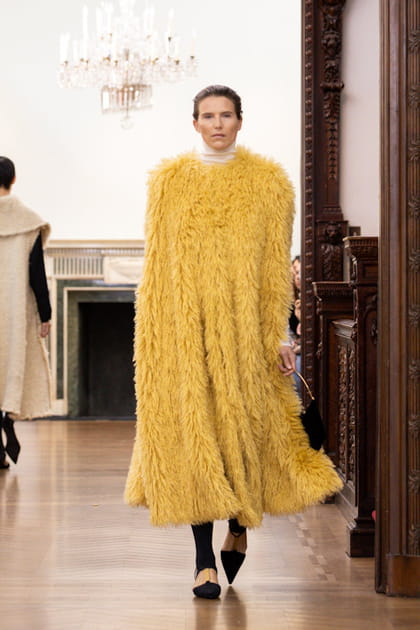 Manteau &agrave; poils jaunes et escarpins noir pointus&nbsp;aper&ccedil;us sur le d&eacute;fil&eacute; Bevza