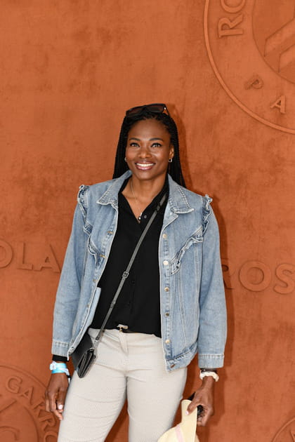 Muriel Hurtis en veste en jean et chemise noire