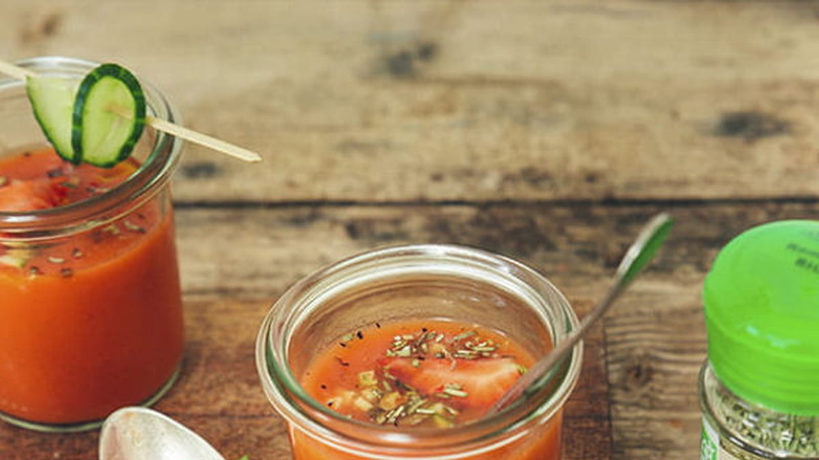 Gaspacho fraises-tomates, granola de graines au romarin