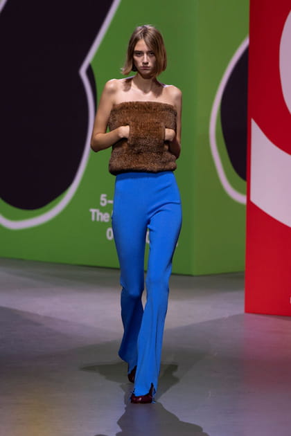 Bustier en fourrure et pantalon bleu aper&ccedil;us sur le d&eacute;fil&eacute; JW Anderson