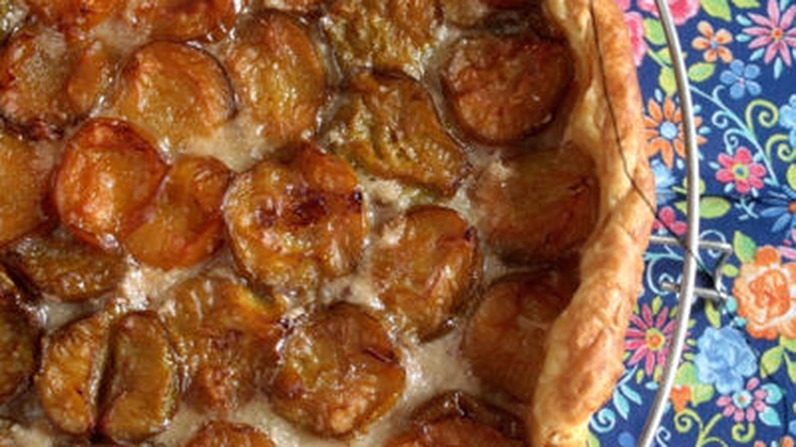 Tarte aux reines-claudes et poudre de noisettes