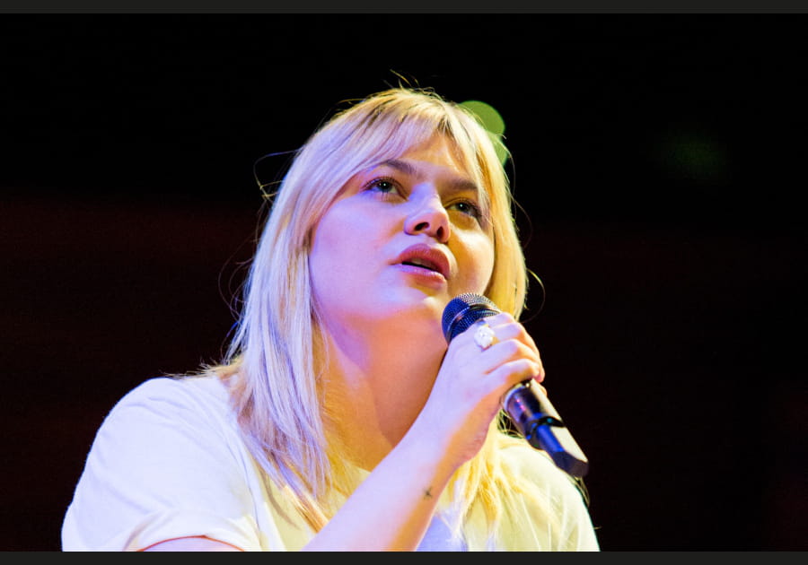 Louane, somptueuse sans son maquillage sophistiqu&eacute;