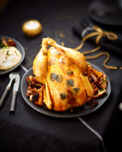 Poularde truff&eacute;e sous la peau et po&ecirc;l&eacute;e de champignons forestiers
