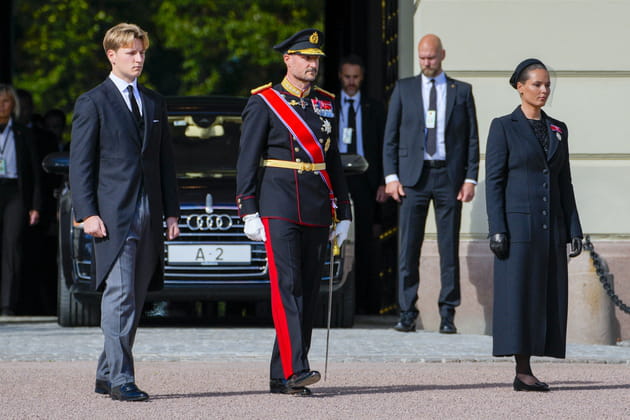 Obs&egrave;ques d'Harald de Norv&egrave;ge&nbsp;: Sverre Magnus, roi Haakon et Ingrid Alexandra marchent derri&egrave;re le cercueil