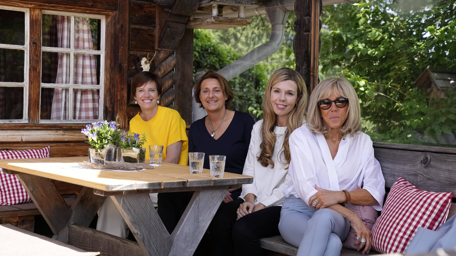 Amelie Derbaudrenghien, Britta Ernst, Carrie Johnson et Brigitte Macron se prélassent dans les Alpes bavaroises