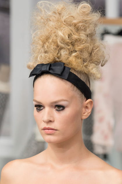 Le headband &agrave; n&oelig;ud du d&eacute;fil&eacute; Chanel