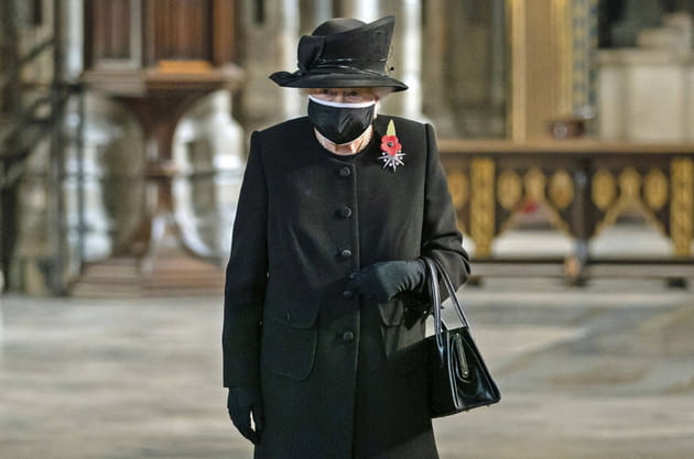 Elisabeth II : sortie officielle et masquée