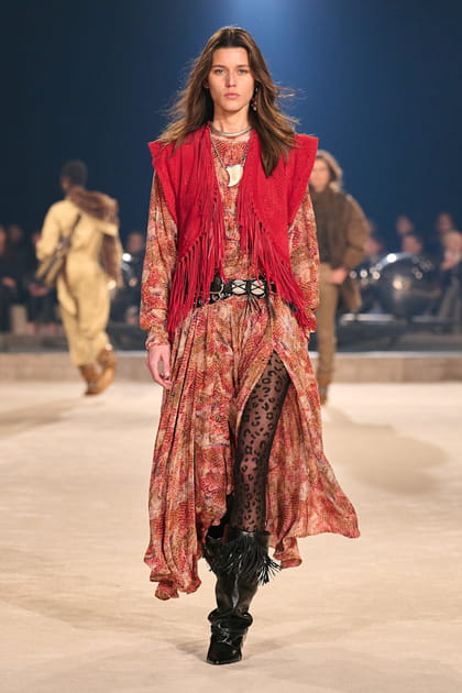 Robe asymétrique imprimée et veste à franges aperçues sur le défilé Isabel Marant