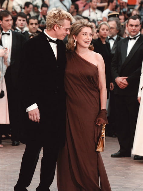 Catherine Deneuve en robe à épaule dénudée