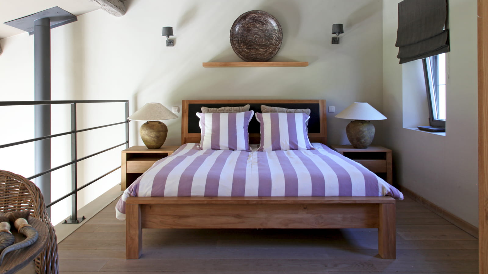 Une chambre chic et mansardée