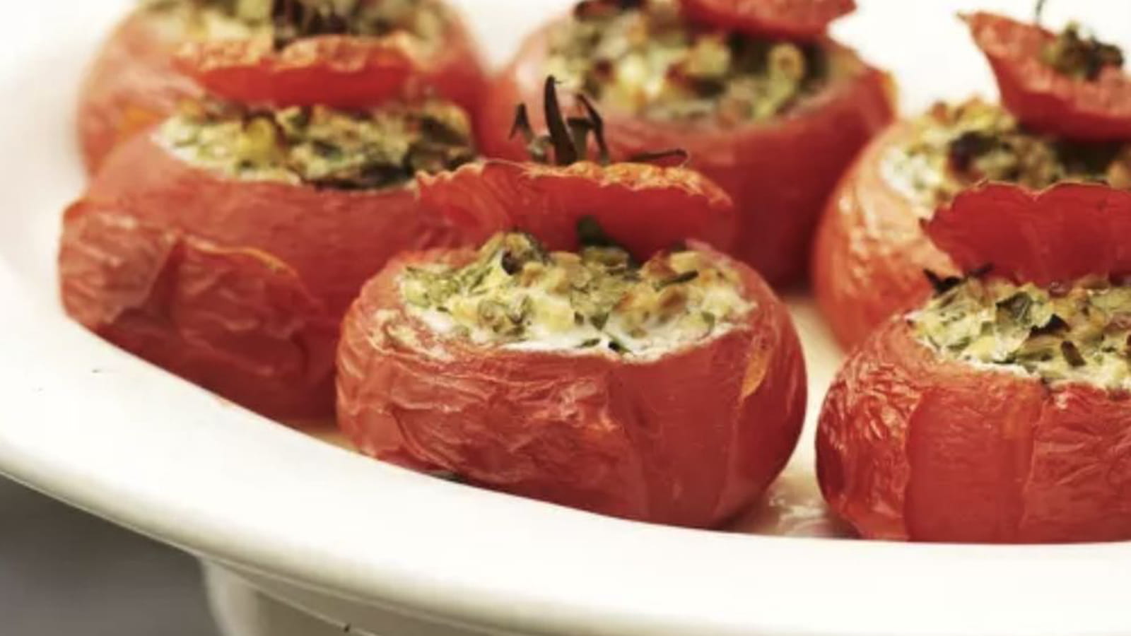 Tomates farcies au fromage frais, aux noisettes et aux fines herbes