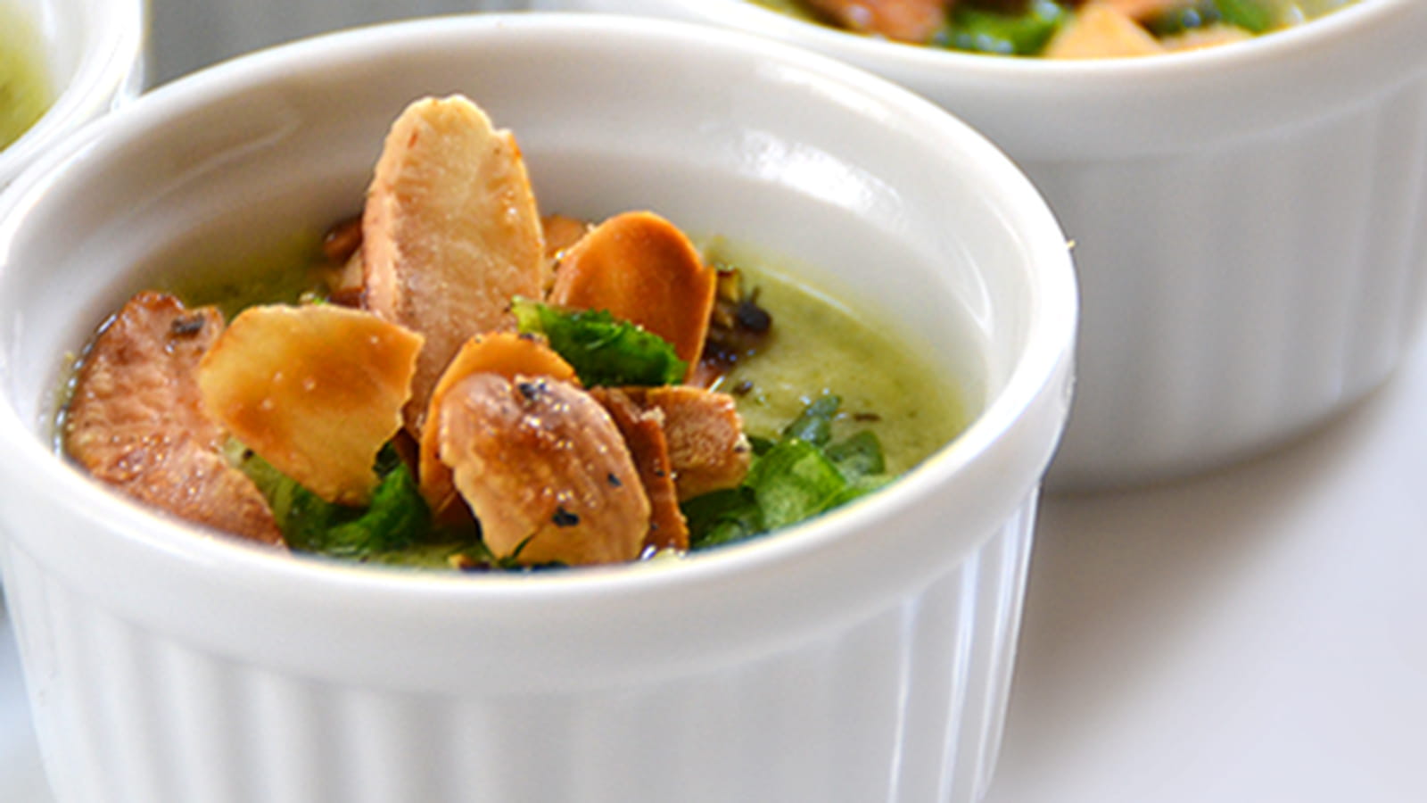 Mousses courgettes, amandes grillées et herbes