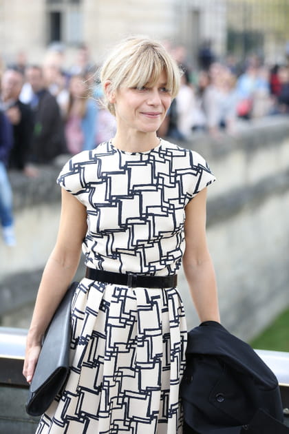 Marina Foïs en robe à imprimé à chaînes