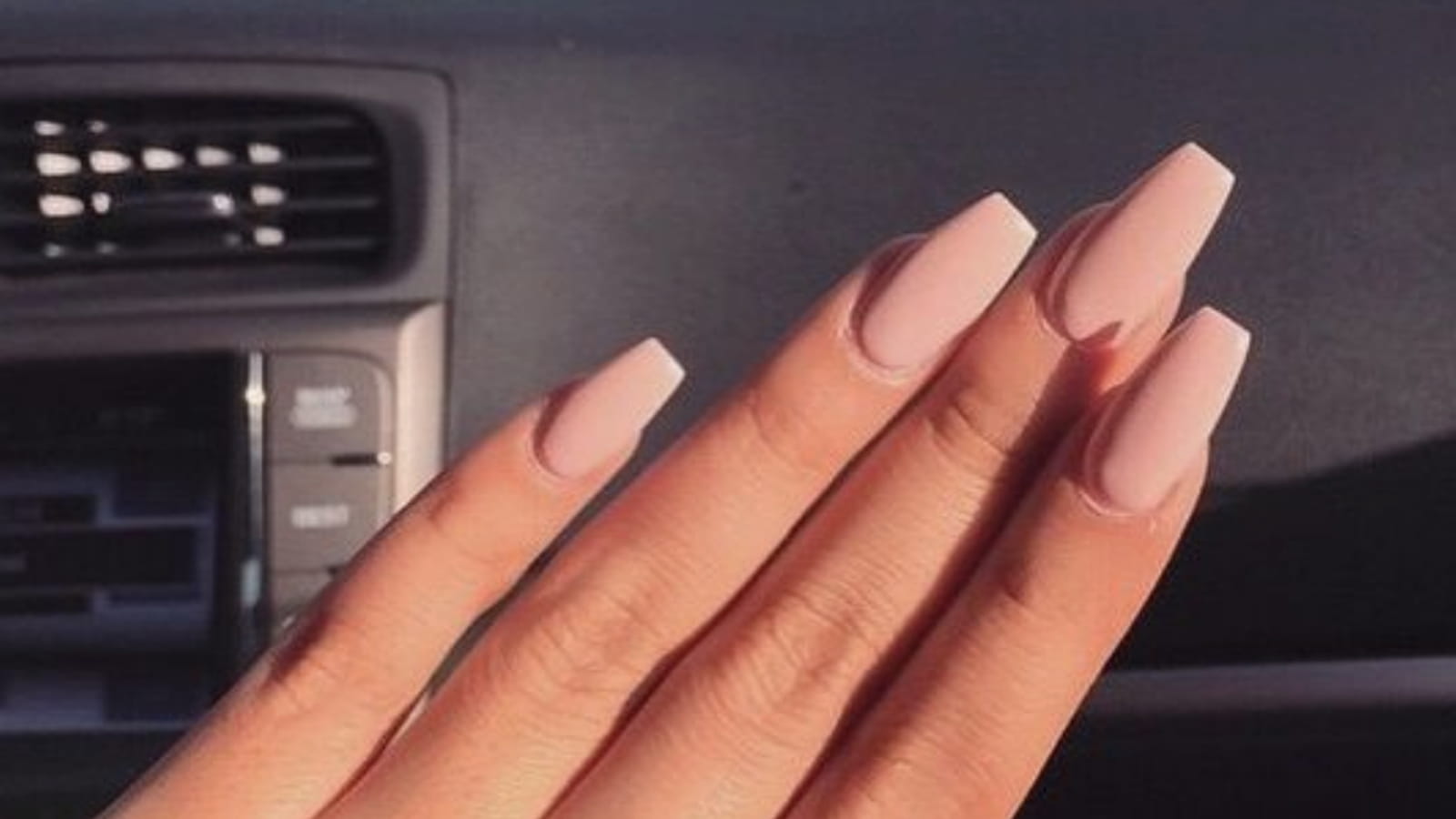 Des ongles mattes en forme de ballerine