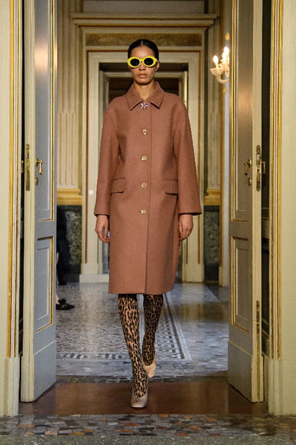 Manteau chocolat et collants &agrave; imprim&eacute; l&eacute;opard&nbsp;aper&ccedil;us sur le d&eacute;fil&eacute; Blumarine