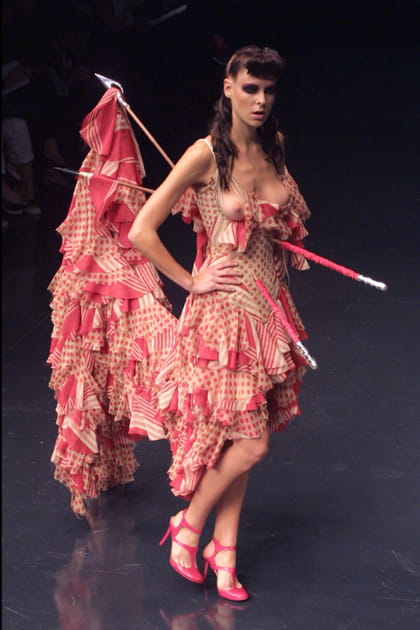 D&eacute;fil&eacute; Alexander McQueen "Dance of the twisted bull" printemps-&eacute;t&eacute; 2002