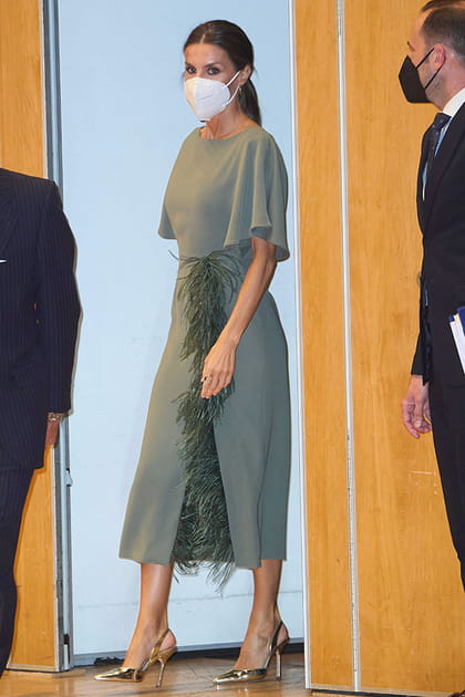 Letizia d'Espagne en robe sauge à plumes