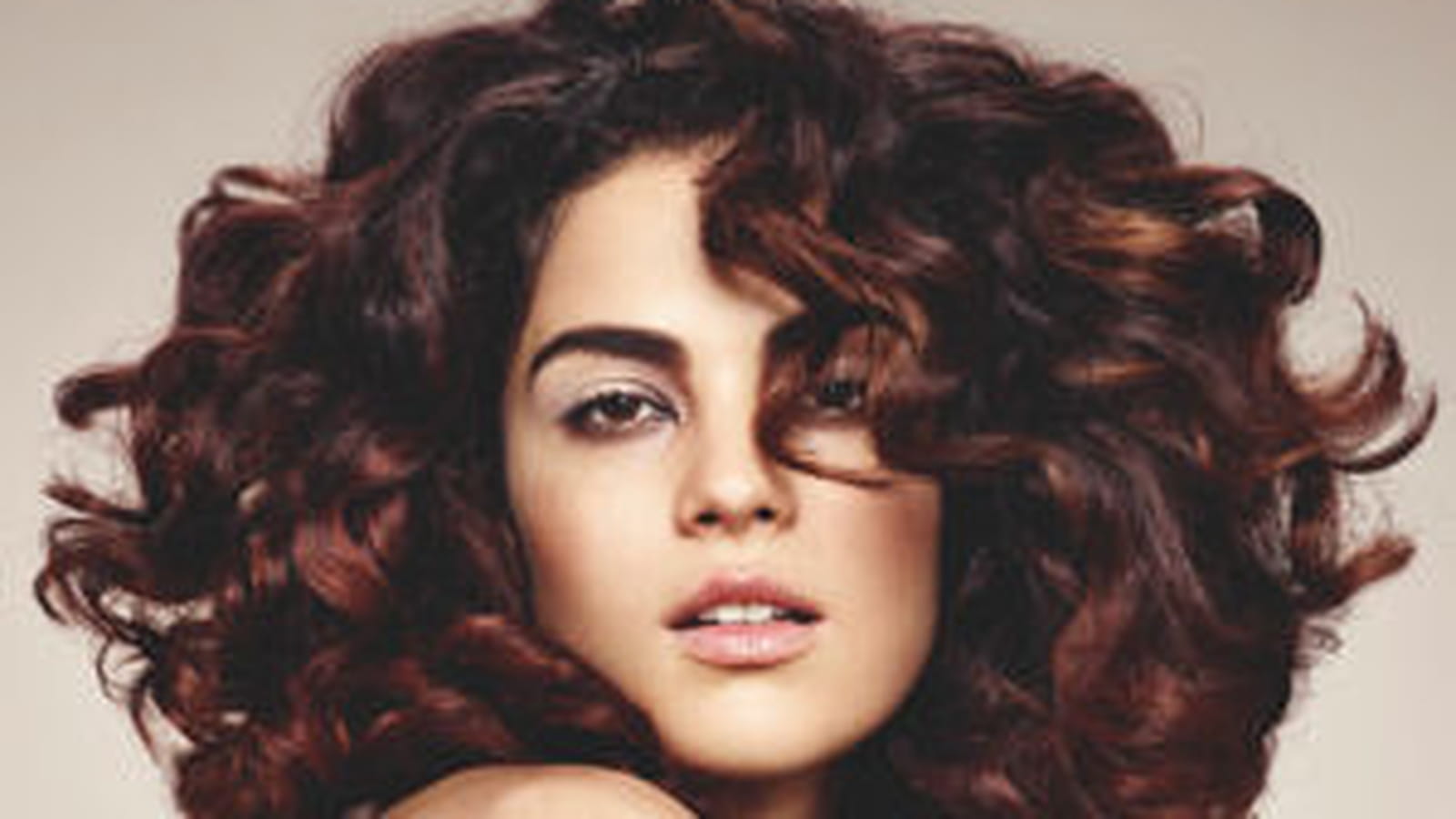 Coupe mi-longue et grosses boucles 
