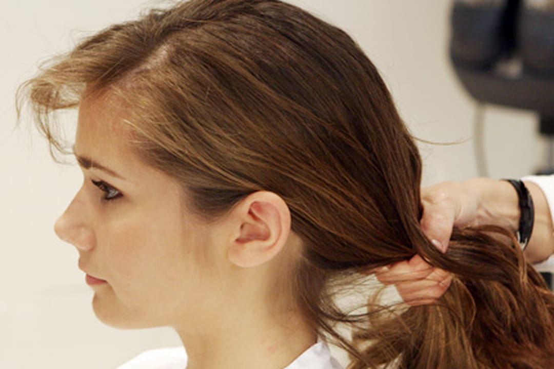 Ramener les cheveux en arrière