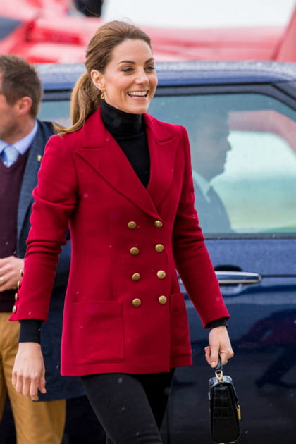 Kate Middleton en jean noir et veste de blazer rouge