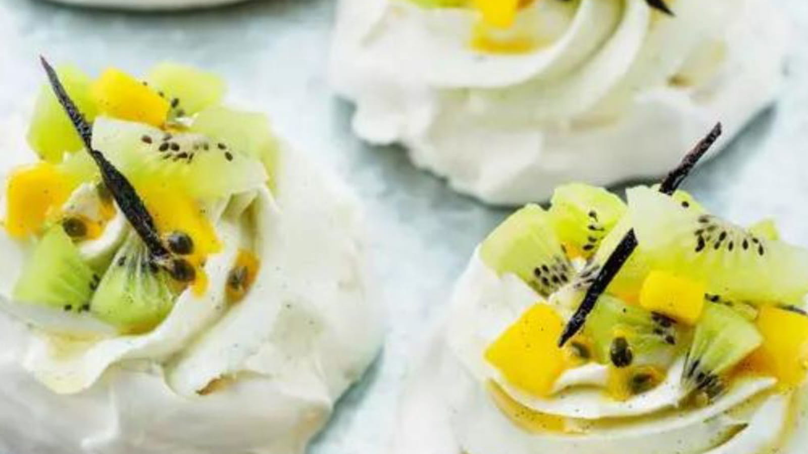 Pavlova duo de mangue et kiwi