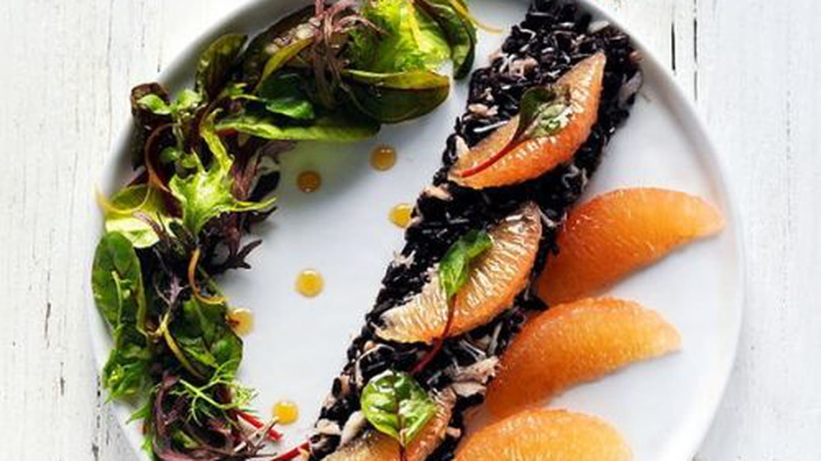 Salade de crabe et riz noir au pamplemousse