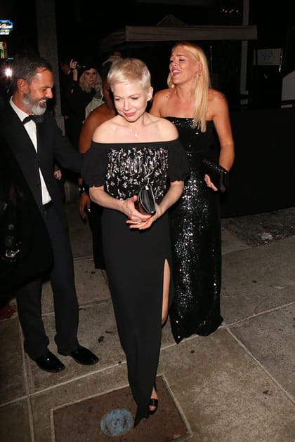 Michelle Williams en robe bustier noire