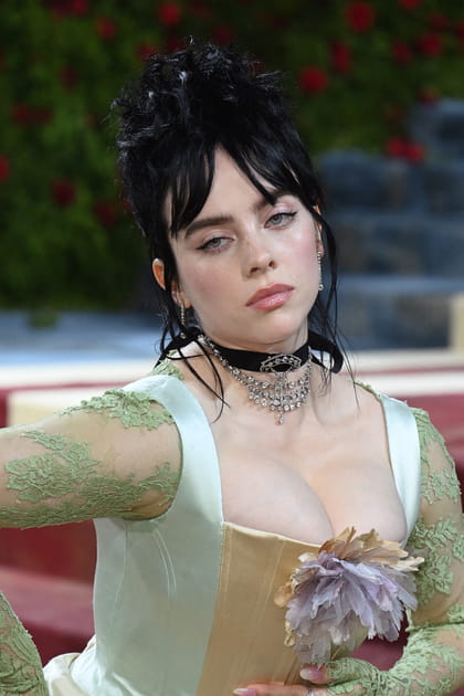 Le chignon avec frange rideau de Billie Eilish