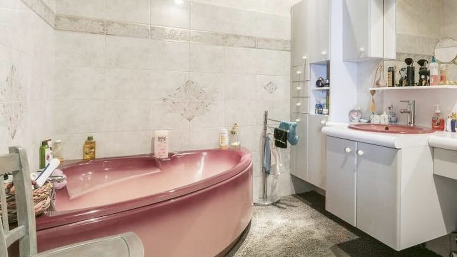 Salle de bains démodée