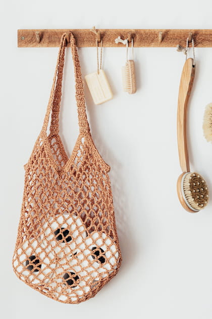 Un filet suspendu en guise de rangement