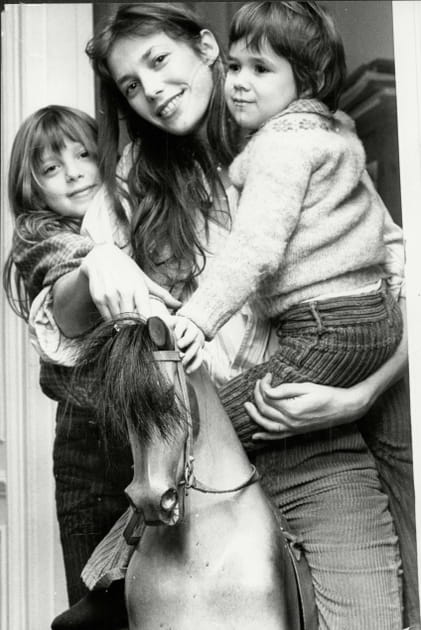 Jane Birkin et ses deux filles Kate et Charlotte, 1976