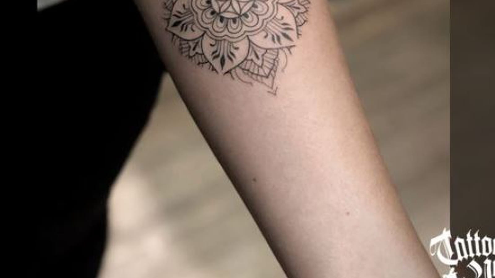 Coeur mandala sur l'avant-bras