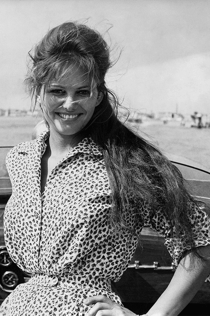Claudia Cardinale en robe chemise imprim&eacute;e