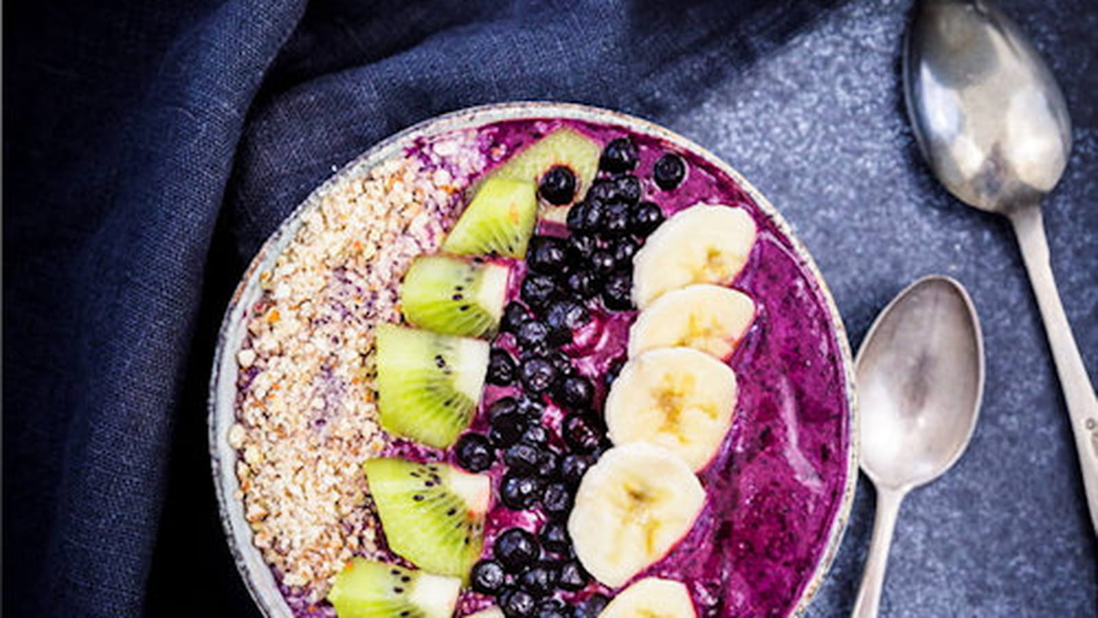 Smoothie bowl aux myrtilles sauvages