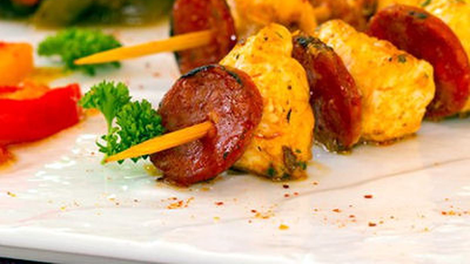Brochettes de lotte au chorizo, à la plancha