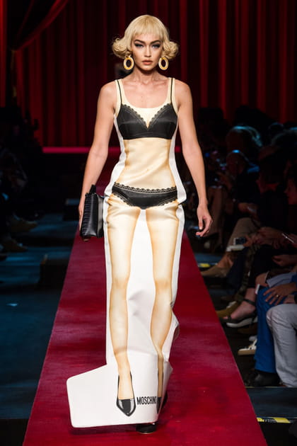 La robe lingerie trompe l'&oelig;il du d&eacute;fil&eacute; Moschino