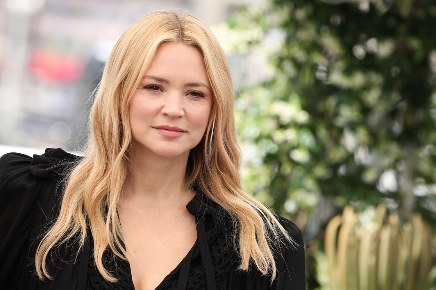 Derrière sa tenue discrète, Virginie Efira cache plus de 100 000 euros de bijoux français