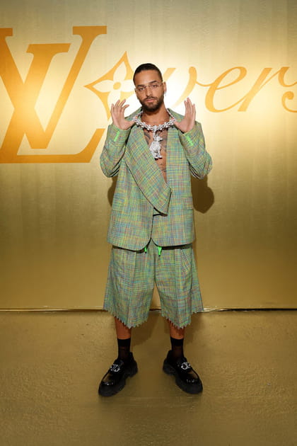 Maluma en ensemble large vert et mocassins noirs