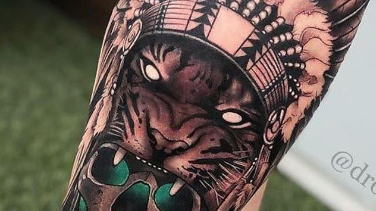 Tigre, coiffe indienne et tête de mort sur le mollet